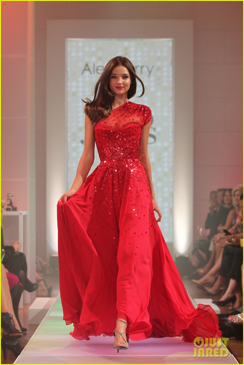 辣妈超模米兰达可儿泳装t台秀造型多变似女神高清