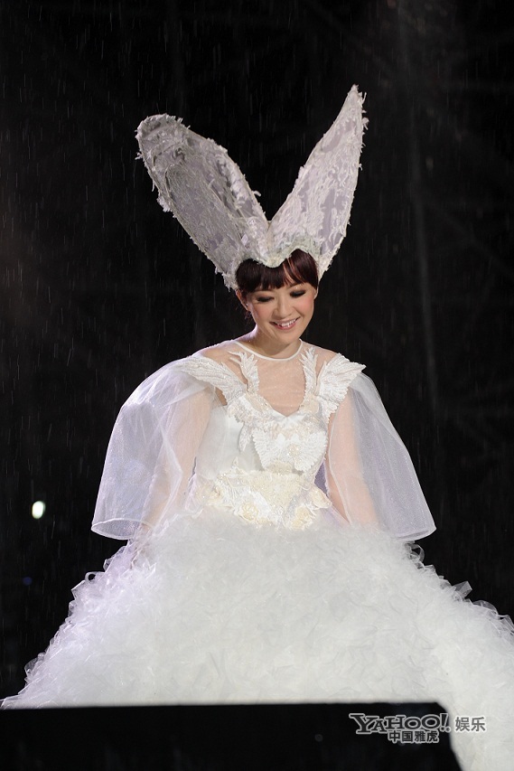 台风,雨中"安可",变换了多套完全不同于前几站巡演的全新"公主风"造型