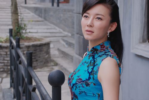 刘敏《枪械师》旗袍出镜 变身优秀发报员