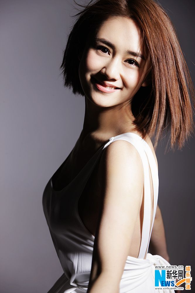 图刘芸白裙写真似烂漫少女自信笑容温暖阳光