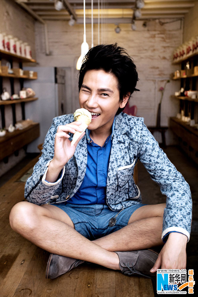 组图:丁子峻拍大片展顽童魅力 吃冰淇淋卖萌耍宝