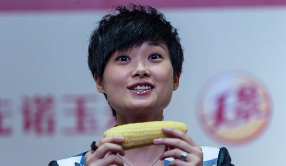 李宇春捞金现场啃玉米 故意卖萌惹粉丝激动落泪