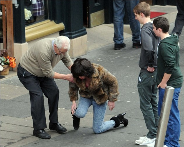 肌肤下的秘密片场斯嘉丽卖力摔跟头敬业非常