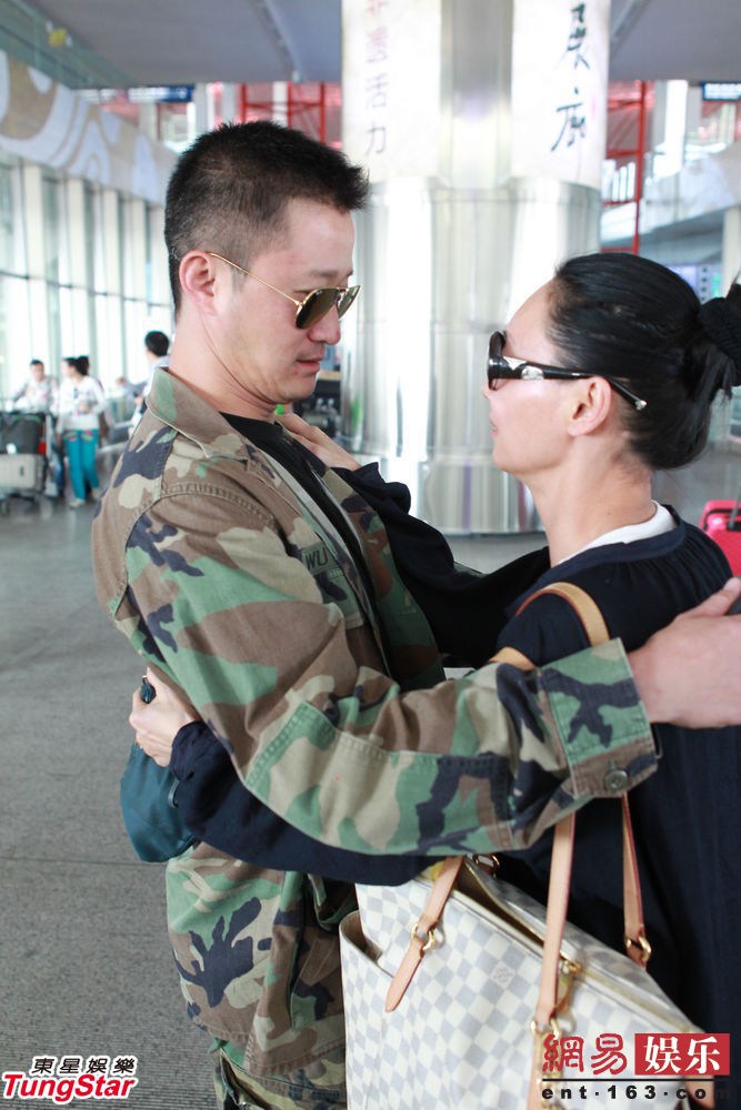 惠英红与吴京拥抱.