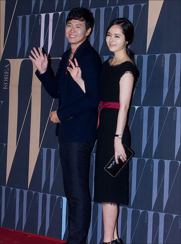 韩佳人连政勋夫妇亮相粉丝带举止亲昵秀甜蜜组图
