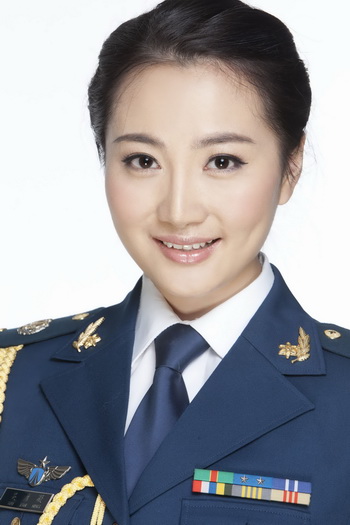 上,来自空政文公团的青年歌手吴彦凝与著名歌唱艺术家吴雁泽,刘和刚联