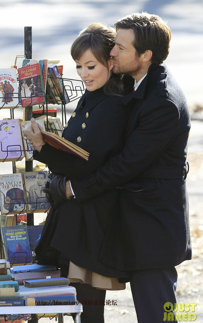 奥利维亚王尔德与男友街头拥吻搂脖送抱幸福羡煞旁人