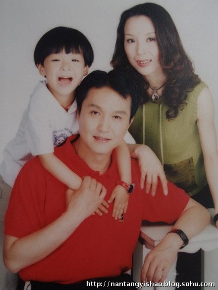 吴刚岳秀清儿子首曝光15岁吴羽卿帅气私房照