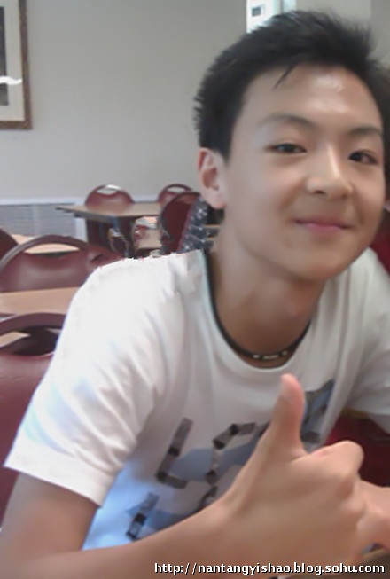 吴刚岳秀清儿子首曝光 15岁吴羽卿帅气私房照