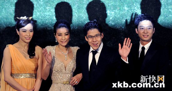 11月11日,新人郭晶晶(左二),霍启刚(右二)与伴娘吴敏霞(左一),伴郎霍