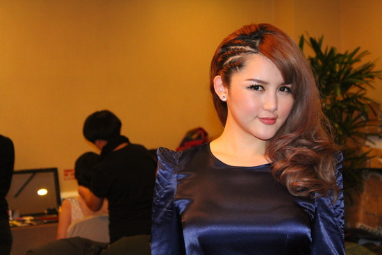 suby苏比出席瑞丽时尚盛典蓝色长裙优雅亮相