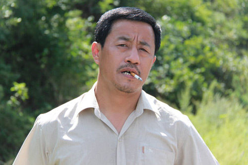 有网友"mickey413"在微博上爆料称,赵本山徒弟王小宝驾驶豪车与出租车