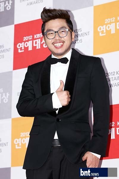 首尔汝矣岛kbs新馆举办了2012年kbs演艺大奖颁奖典礼,由刘在石,李京奎