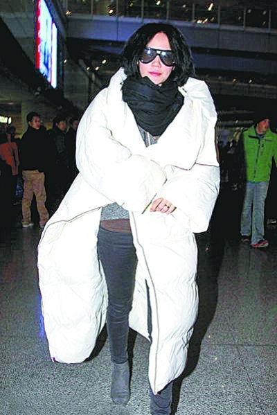 王菲羽绒服被调侃像被子