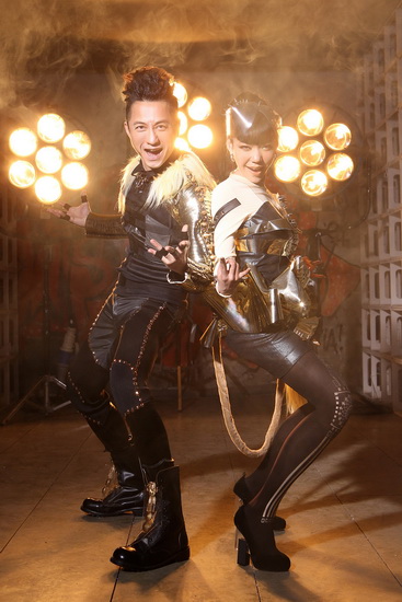 吴莫愁哈林《我要给你》走红 网友创"外星闪光舞"