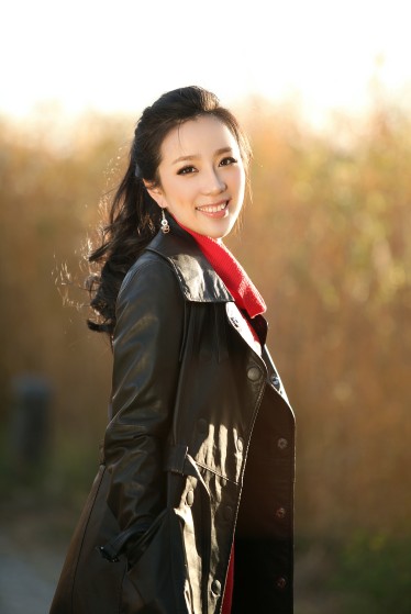 "最美军花"李芊晓近来因超靓写真曝光和发行"爱国三部曲"两件事情