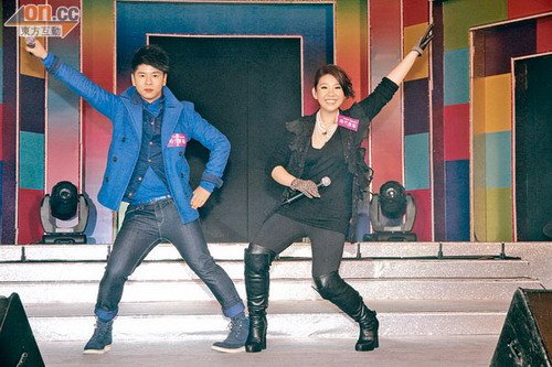 许廷铿与郑欣宜大摆可爱姿势抢镜