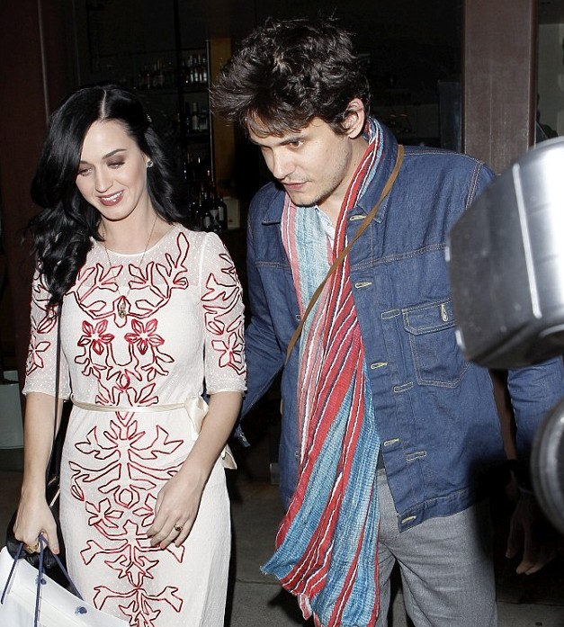 凯蒂佩里情人节约会约翰梅尔无名指戴戒指疑似再婚