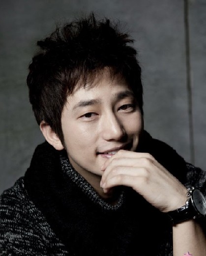 朴施厚据韩国媒体报道称,涉嫌实施性侵犯艺人练习生的韩星朴施厚方面