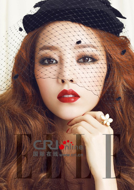 韩国女子偶像组合kara成员具荷拉日前为某化妆品牌拍摄一组宣传写真