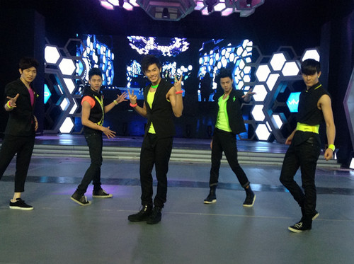 super131《快乐大本营》比拼 展18班武艺