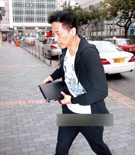 唐鹤德独自到跑马地会所健身,样子憔悴消瘦,满面胡须