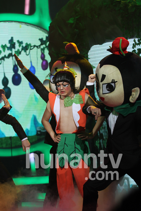 大咖秀包贝尔挑战王祖蓝再现真人版葫芦娃