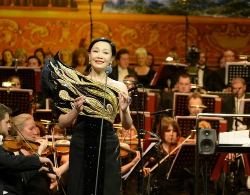 著名歌唱家吕薇助阵演唱会,不仅献上了自己的代表作《蝴蝶》,还带来了