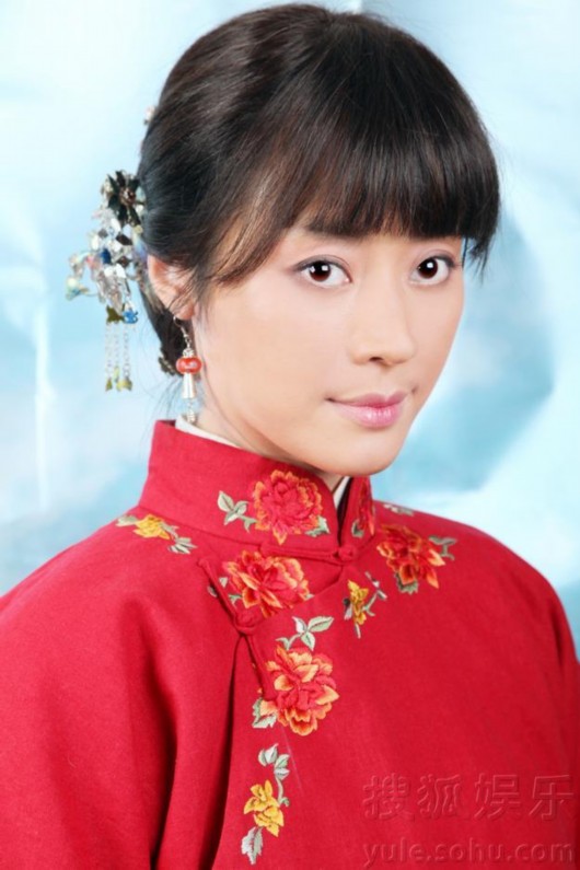 剧中,范志博饰演敢爱敢恨的女侠贺黑云,或神秘或温婉的百变造型尽显