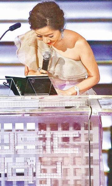 陶晶莹监看即时新闻得知挨轰现场道歉主持瑕疵