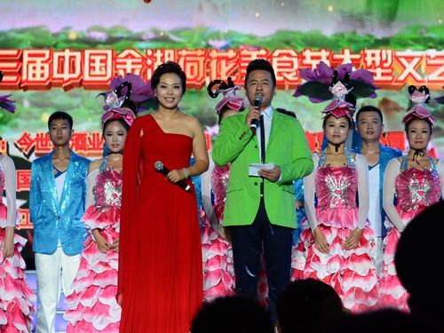 1张)日前,央视著名主持人刘玮携手老搭档付玉龙受邀主持了"荷都犯歌