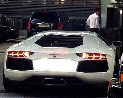 gdragon开豪华新车出行被拍价值约6亿韩元